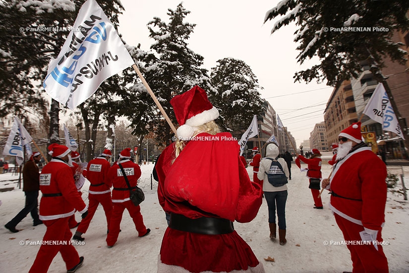 March of Santa Clauses against mandatory cumulative pension system