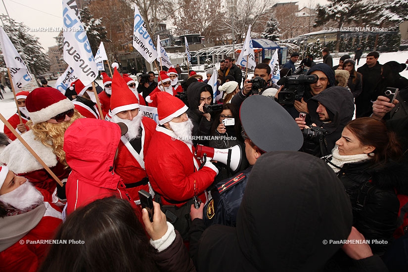Марш Дедов морозов против внедрения обязательного компонента накопительной пенсионной системы в Армении 