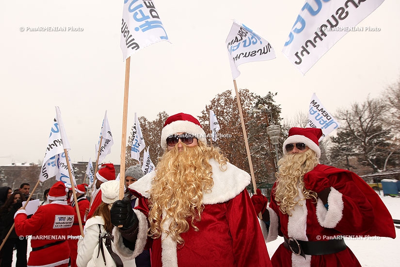 March of Santa Clauses against mandatory cumulative pension system