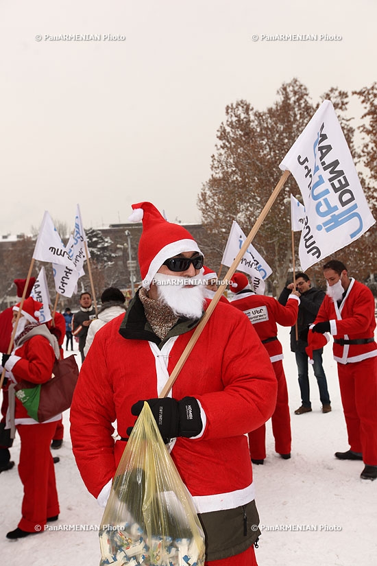 March of Santa Clauses against mandatory cumulative pension system
