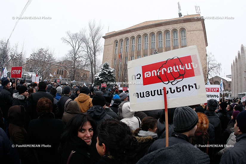 Участники инициативы «Против обязательных пенсионных выплат» организовали шествие до здания Конституционного суда