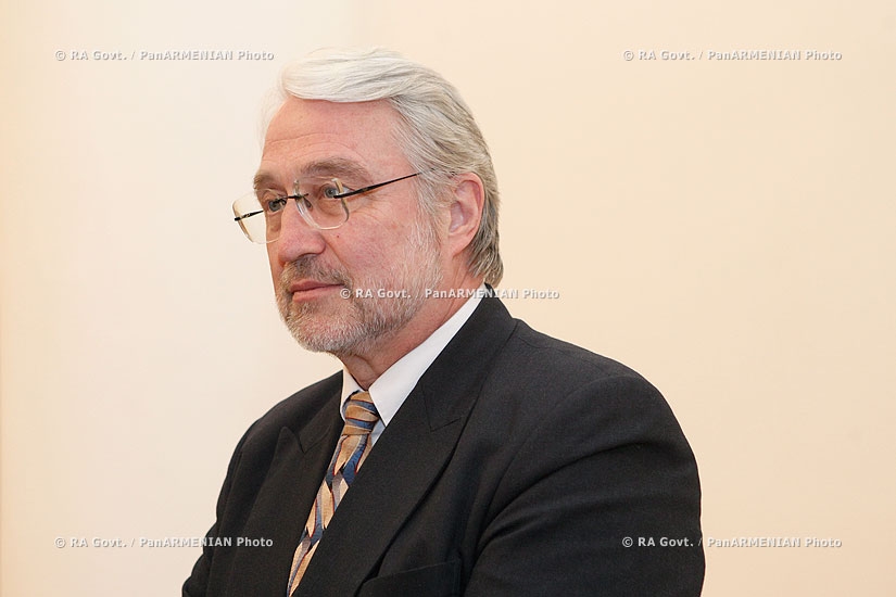 Правительство РА: Премьер-министр принял генерального Директора АБР по региону Центральной и Западной Азии Клауса Герхаузера
