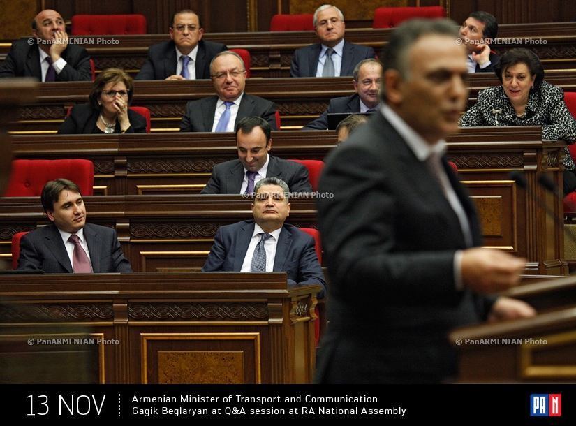 Министр транспорта и связи Армении Гагик Бегларян во время правительственного часа в Парламенте