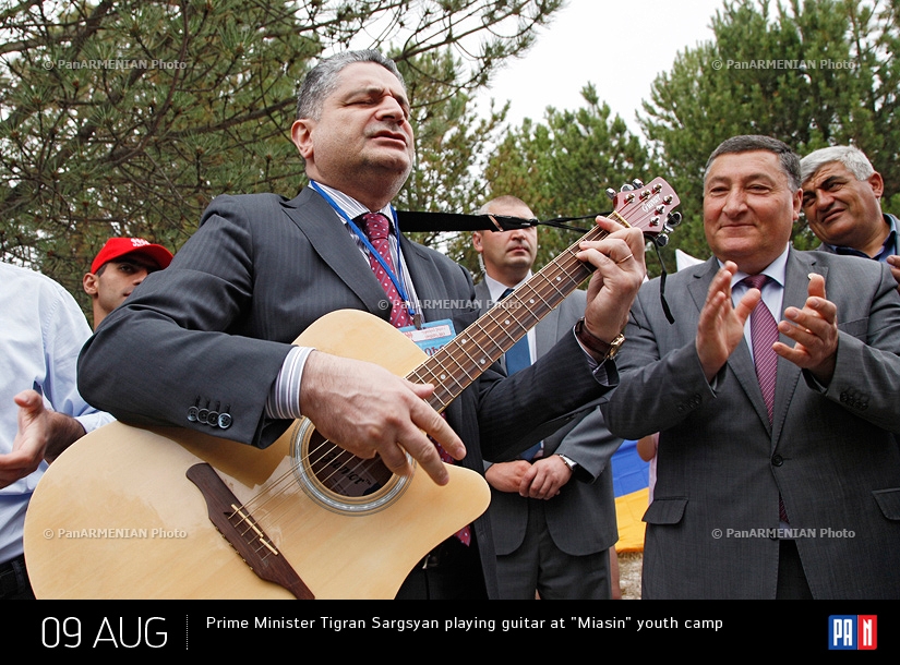 Prime Minister Tigran Sargsyan playing guitar at Miasin youth camp