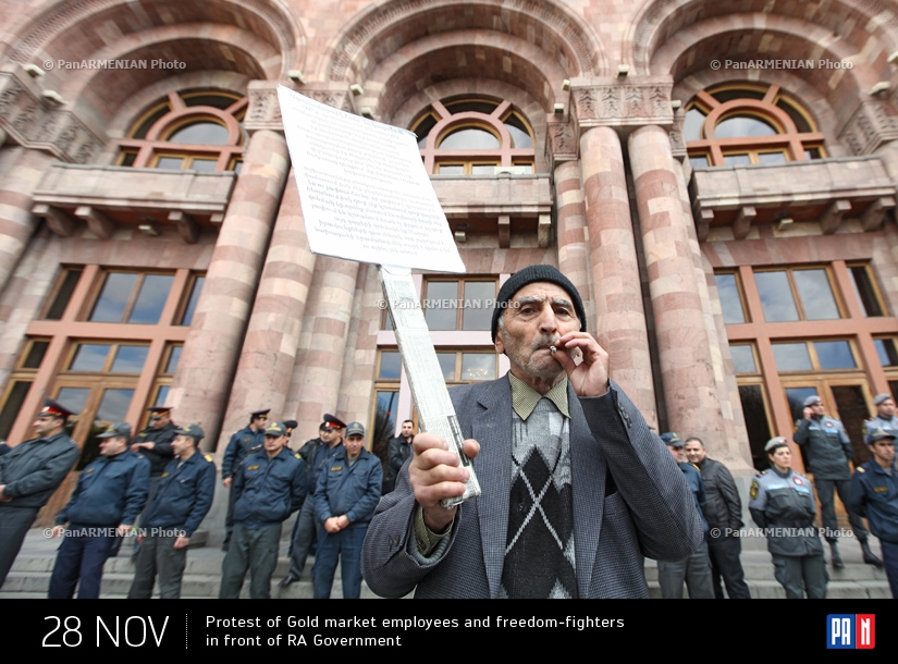 Акция протеста работников рынка золотых изделий и воинов-освободителей напротив здания Правительства Армении