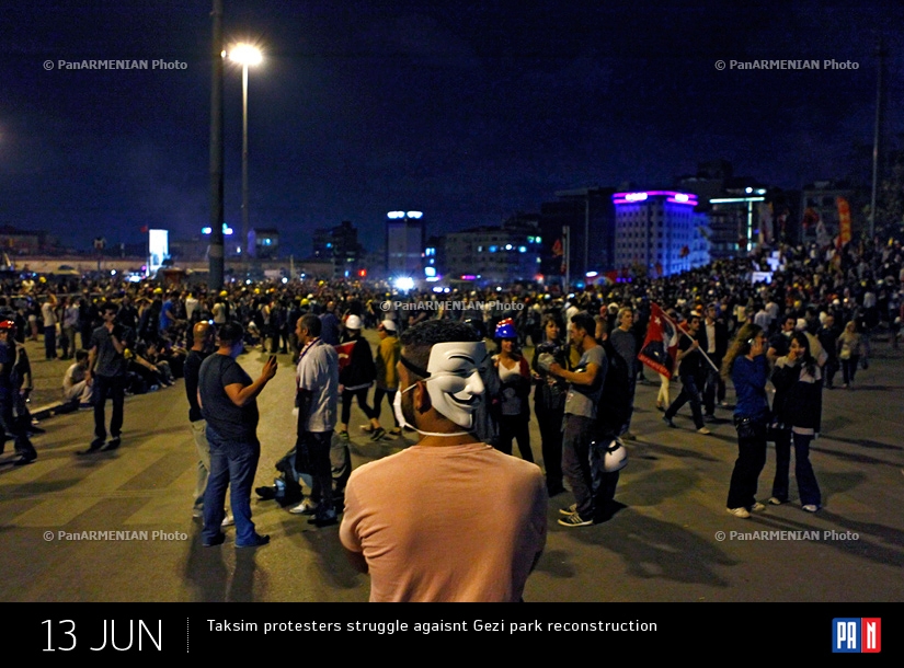 На площади Таксим в Стамбуле демонстранты борются против реконструкции парка Гези