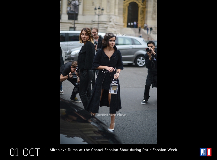 Мирослава Дума на показе Chanel во время недели моды Paris Fashion Week в Париже