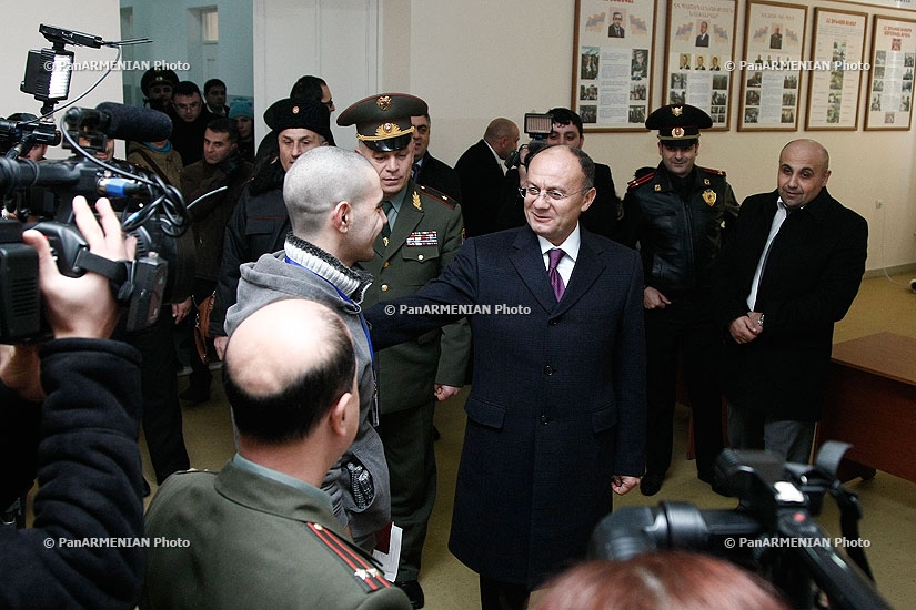 Министр обороны Сейран Оганян посетил Центральный сборный пункт Минобороны Армении