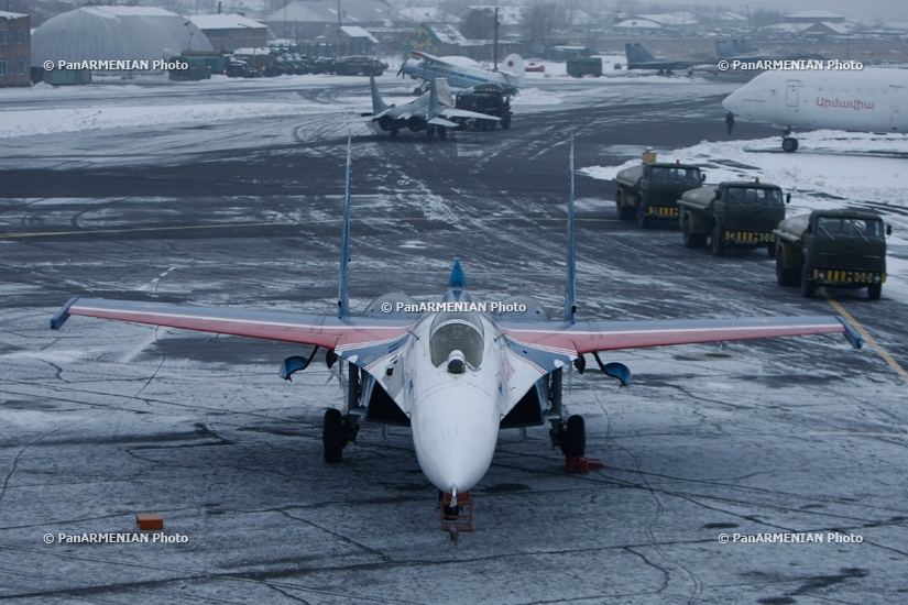 На военном аэродроме Эребуни состоялся эксклюзивный авиапоказ элементов высшего пилотажа авиационной группы «Русские Витязи»