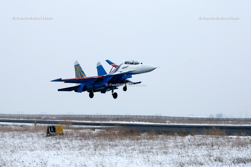 На военном аэродроме Эребуни состоялся эксклюзивный авиапоказ элементов высшего пилотажа авиационной группы «Русские Витязи»