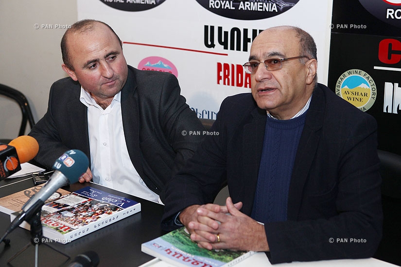 Журналист Татул Акопян представил том бейрутской газеты «Аздак» и книги Роберта Аттечяна