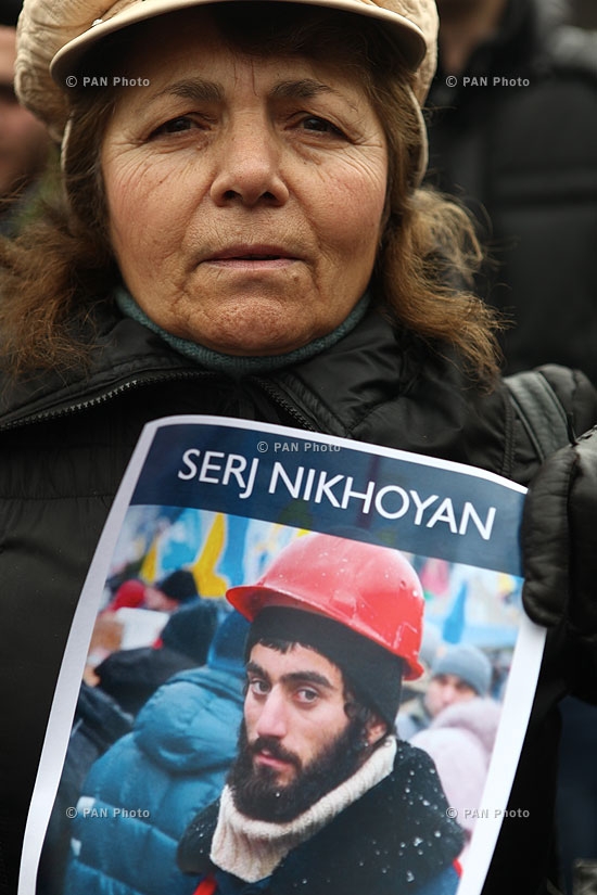 Зажжение свечей в память об убитом в Киеве Сергее Нигояне и других борцах за свободу