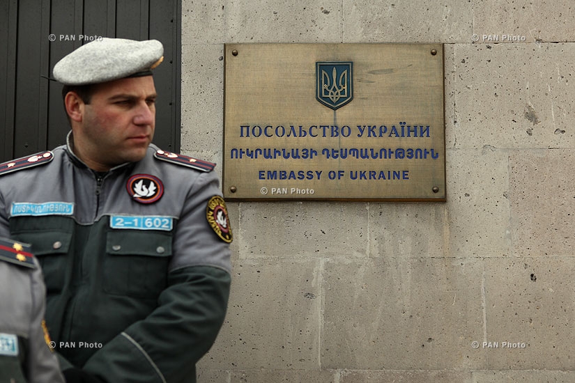 Зажжение свечей в память об убитом в Киеве Сергее Нигояне и других борцах за свободу