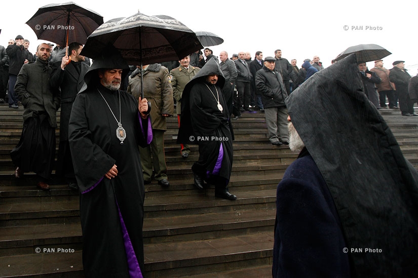 High-ranked officials of Armenia and Artsakh pay a visit to Yerablur memorial on state army's 22nd anniversary