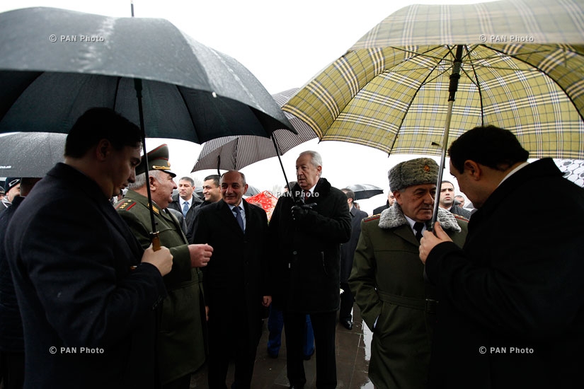 ՀՀ և Արցախի ղեկավարությունը այցելեցին Եռաբլուր համալիր բանակի կազմավորման 22-ամյակի կապակցությամբ