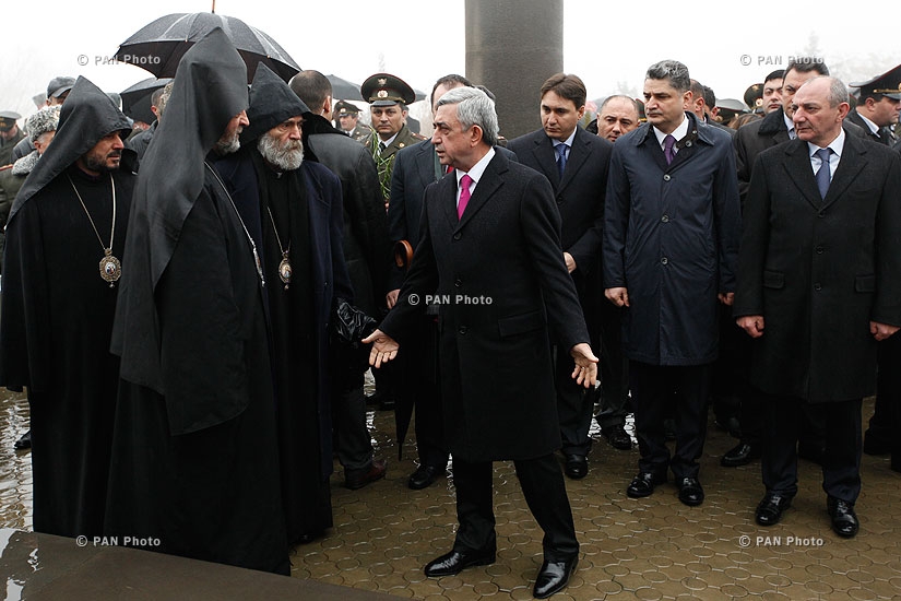 High-ranked officials of Armenia and Artsakh pay a visit to Yerablur memorial on state army's 22nd anniversary