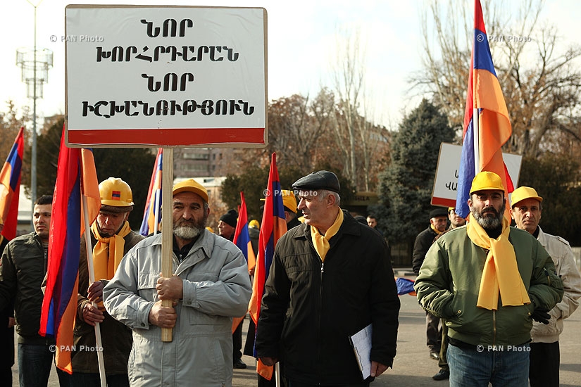 Предпарламент: Еженедельные марши