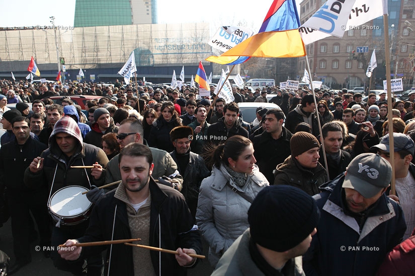 Гражданская инициатива «Против» организовала марш против внедрения обязательного компонента накопительной пенсионной системы