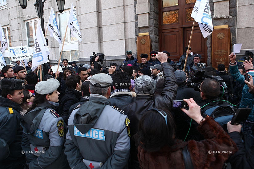 Гражданская инициатива «Против» организовала марш против внедрения обязательного компонента накопительной пенсионной системы