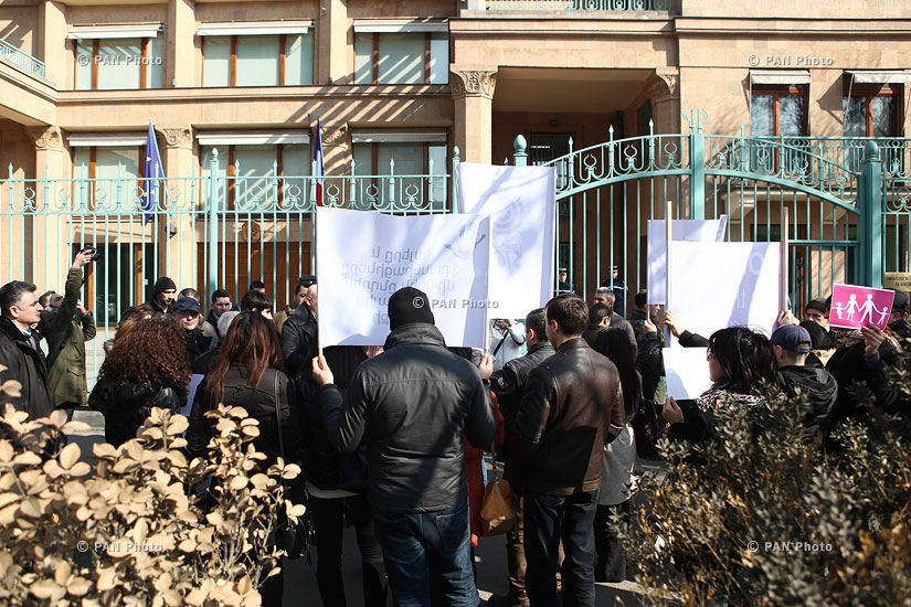 Пикет перед посольством Франции в поддержку семейных ценностей