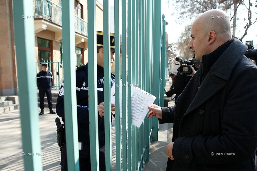 Պիկետ ՀՀ-ում Ֆրանսիայի դեսպանատան դիմաց՝ ի աջակցություն ֆրանսիացիներին՝ ընտանիքի պաշտպանության պայքարում