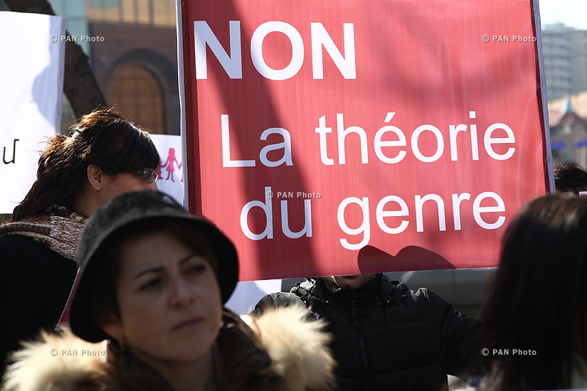 Пикет перед посольством Франции в поддержку семейных ценностей