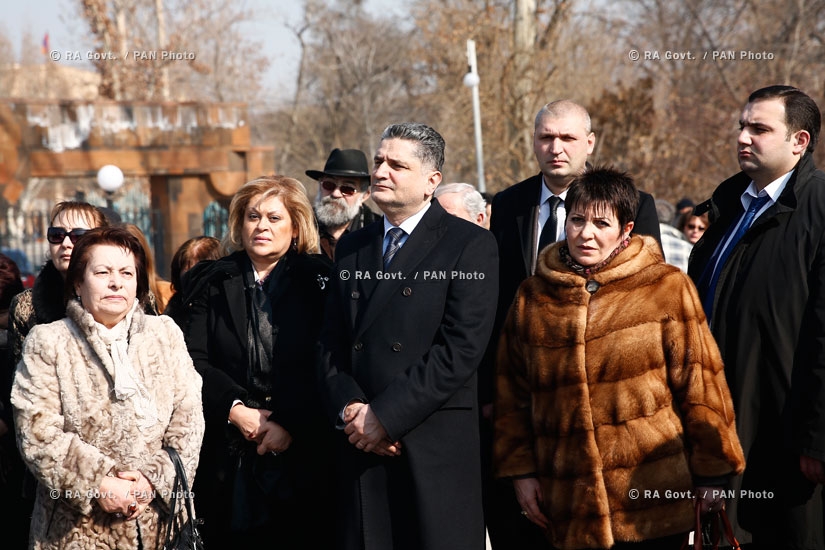 RA Govt.: Prime minister Tigran Sargsyan visits the Komitas Pantheon to commemorate a famed writer Hrant Matevosyan's 80th birth anniversary.