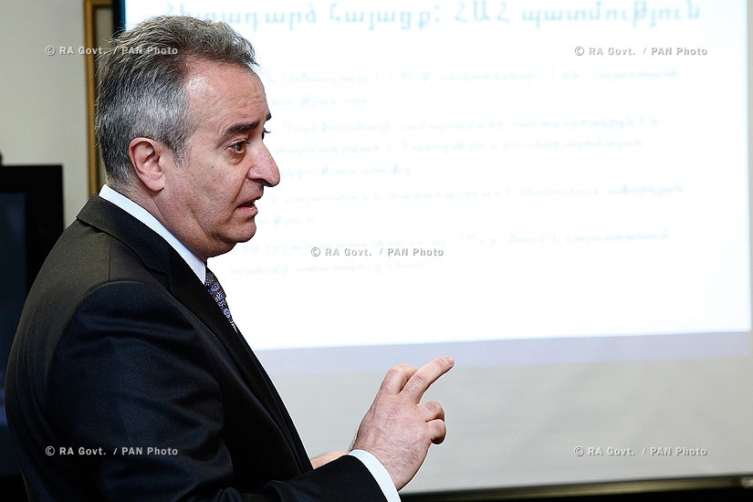 Правительство РА: Премьер Тигран Саркисян провел консультации в Центре Американского Университета Армении