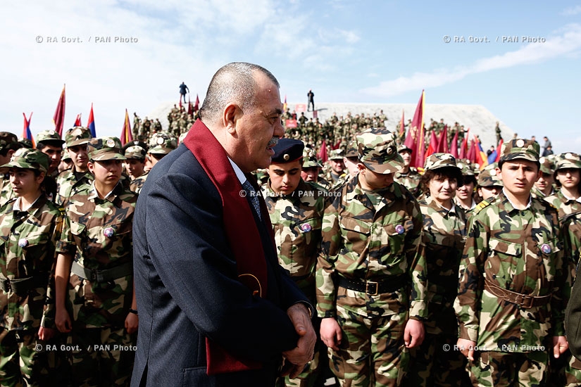 В военном пантеоне Ераблур премьер-министр Тигран Саркисян и другие официальные лица страны почтили память спарапета Вазгена Саркисяна 