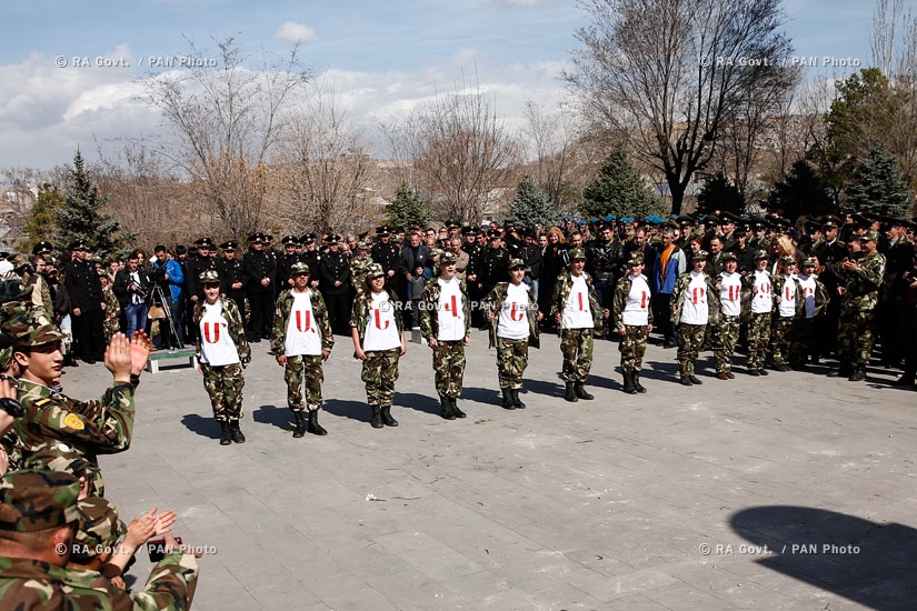 В военном пантеоне Ераблур премьер-министр Тигран Саркисян и другие официальные лица страны почтили память спарапета Вазгена Саркисяна 