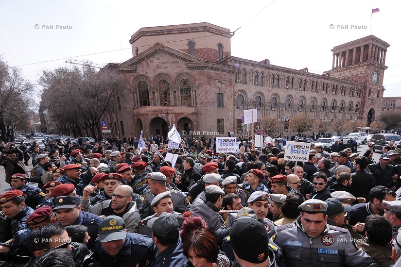 Инициатива «Против» организовала «акцию стыда» напротив здания Министерства финансов Армении