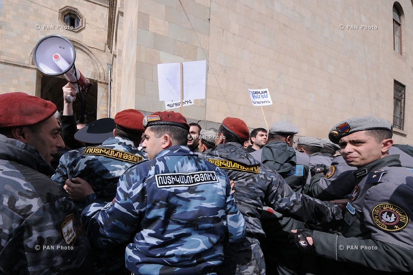 Инициатива «Против» организовала «акцию стыда» напротив здания Министерства финансов Армении