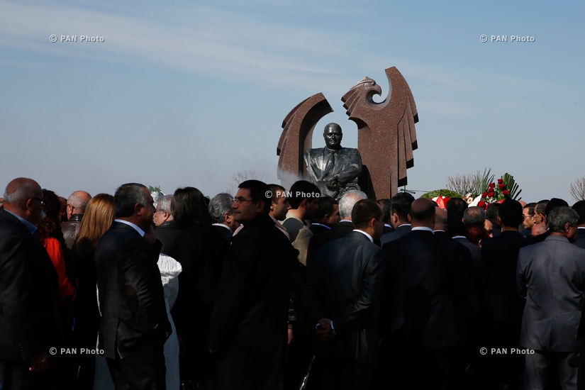 Официальные лица Армении посетили Пантеон имени Комитаса, в связи с 7-ой годовщиной со сдня смерти бывшего премьера Андраника Маргаряна