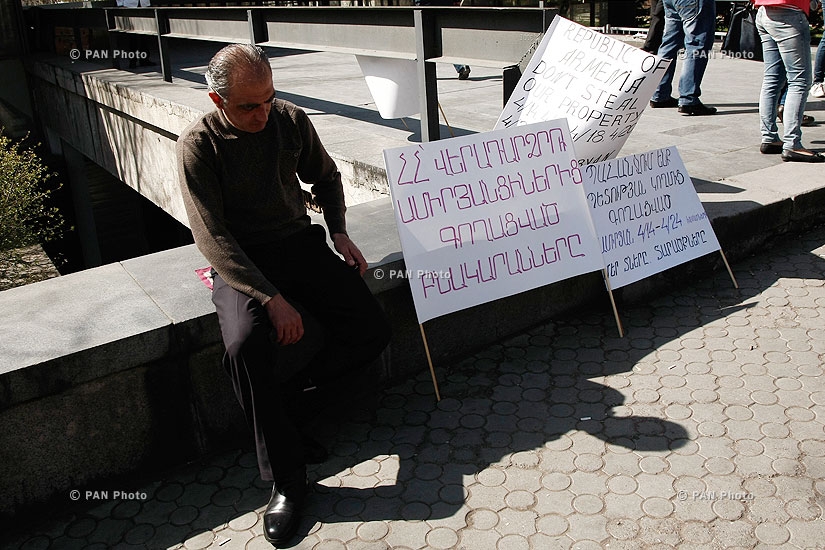  Ամիրյան փողոցի պետական կարիքների համար իրացվող տարածքի բնակիչների ցույցը նախագահի նստավայրի դիմաց