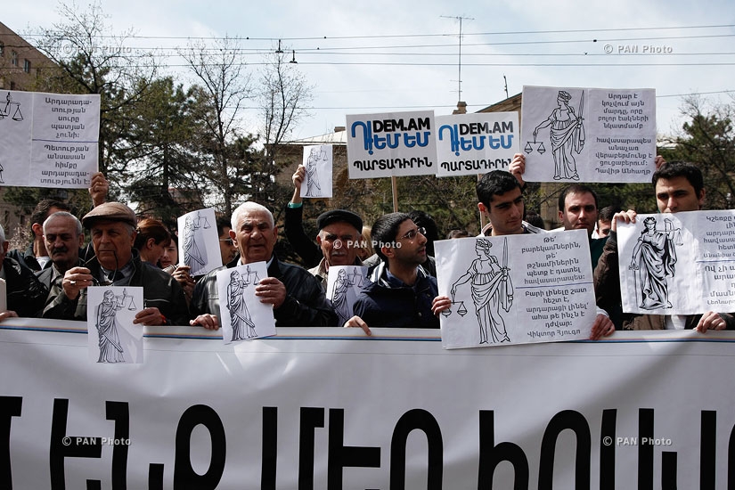 Гражданское движение «Против» провела молчаливую акцию протеста перед зданием Конституционного суда Армении