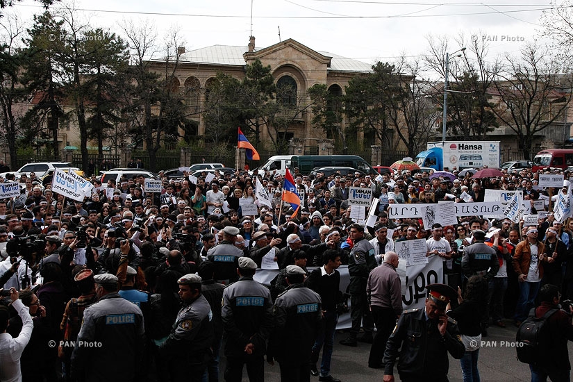 Гражданское движение «Против» провела молчаливую акцию протеста перед зданием Конституционного суда Армении