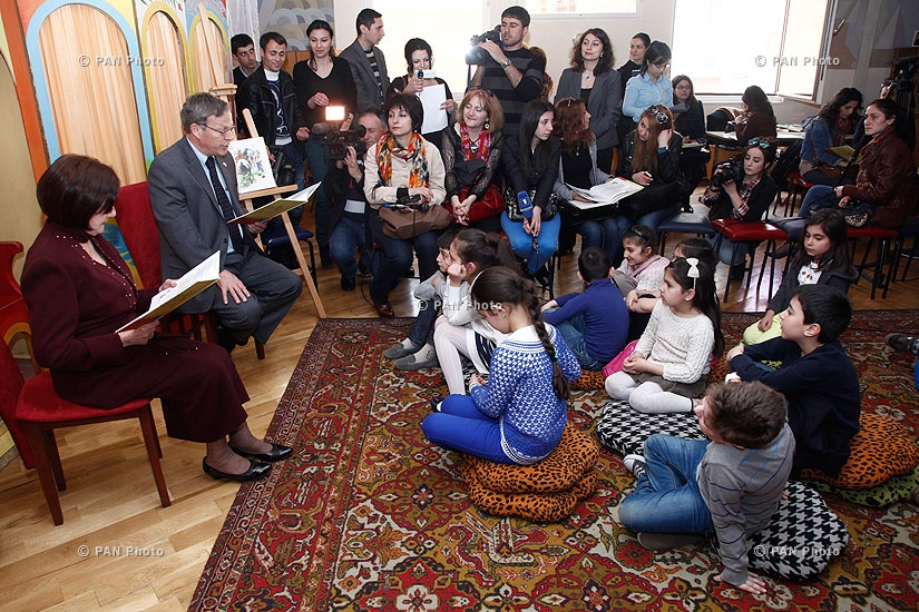 Посол США в Армении Джон Хефферн и Армянская актриса Вардуи Вардересян  присутствовали на презентации детской книги «Клара Бартон: Наш Ангел тоже