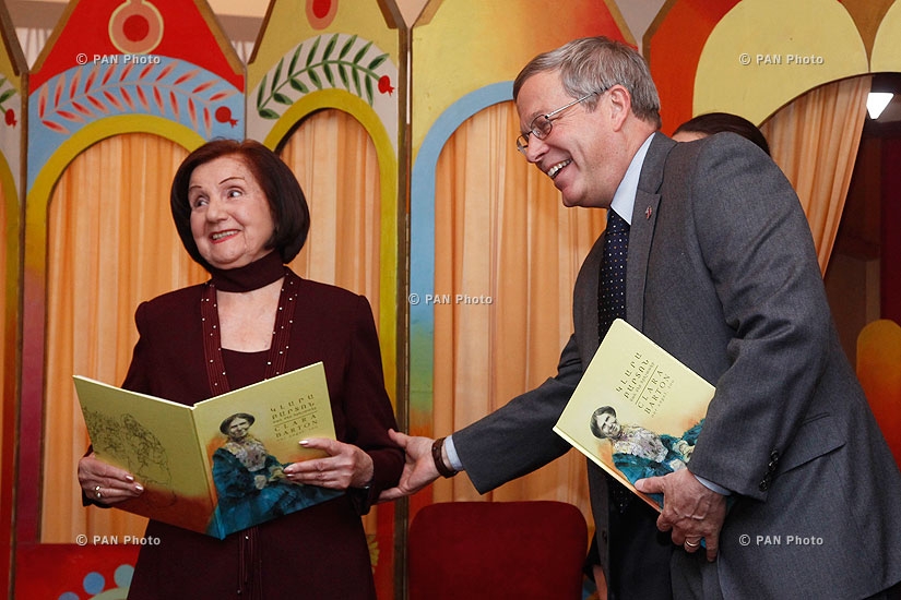 Посол США в Армении Джон Хефферн и Армянская актриса Вардуи Вардересян  присутствовали на презентации детской книги «Клара Бартон: Наш Ангел тоже
