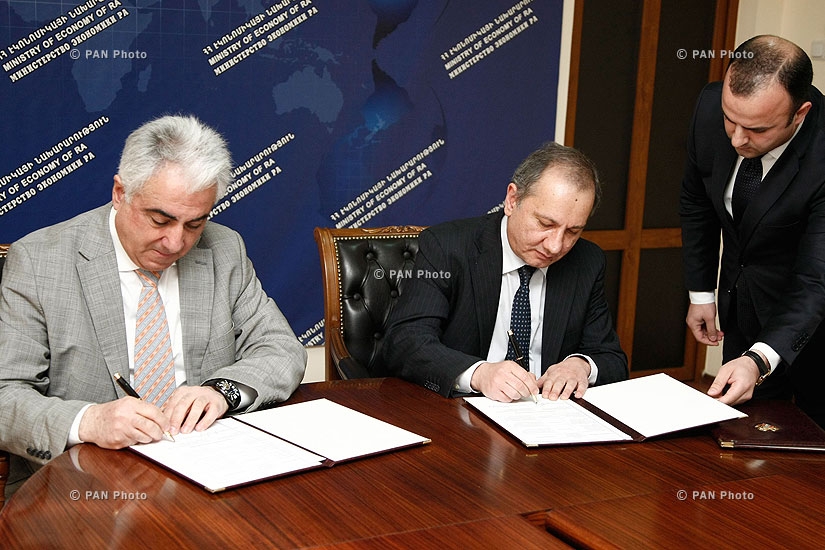 Министр экономики Армении Ваграм Аванесян и вице-президент AJA (Всемирная ассоциация армянских ювелиров) Артак Удумян подписали договор