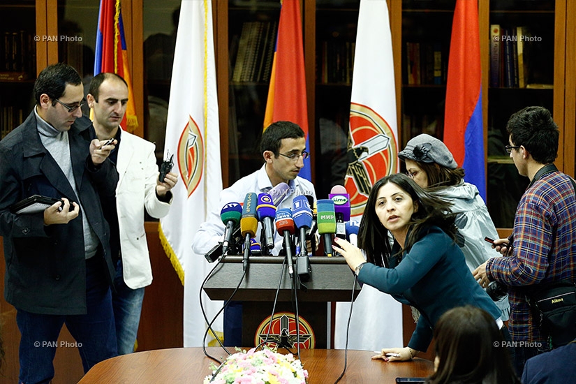 Пресс-секретарь РПА Эдуард Шармазанов объявляет имя нового премьера Армении - Овика Абрамяна