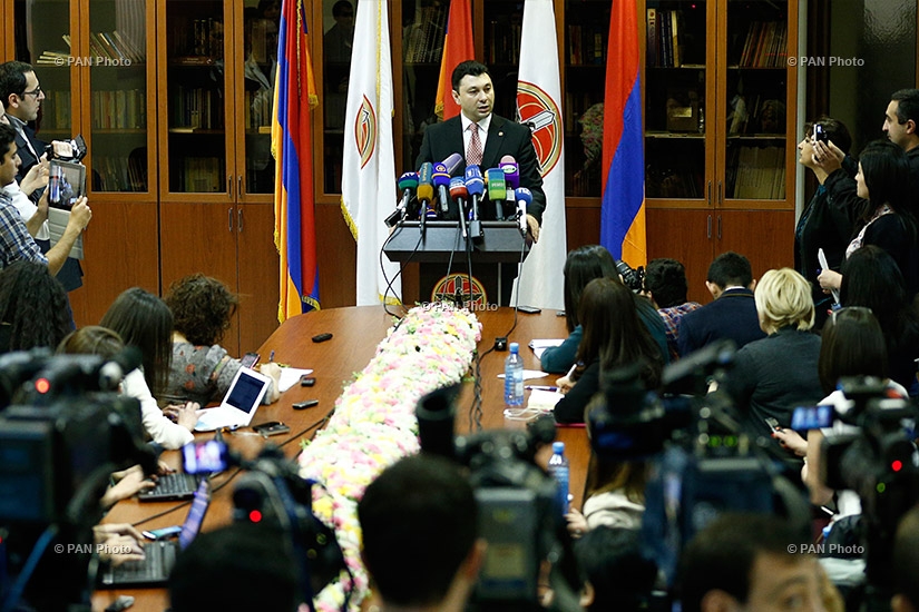 Пресс-секретарь РПА Эдуард Шармазанов объявляет имя нового премьера Армении - Овика Абрамяна