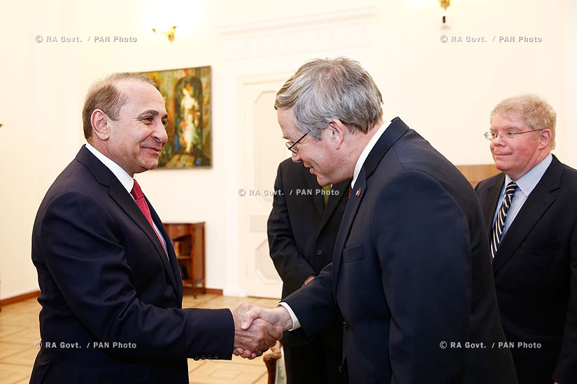 Правительство РА: Премьер Овик Абрамян принял посла США в Армении Джона Хефферна