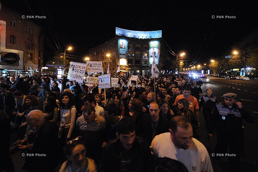 Протест инициативы «Против» перед резиденцией президента Армении