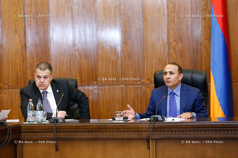 Правительство РА: Премьер-министр Овик Абрамян принял  жителей домов на улице Фирдус
