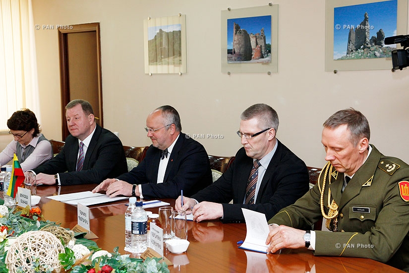 Министр обороны РА Сейран Оганян принял делегацию, возглавляемую министром национальной обороны Литвы Юозасом Олекасом
