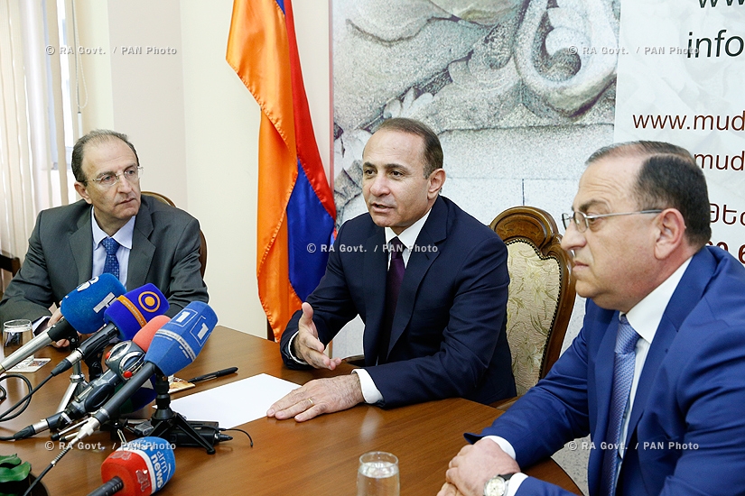 Правительство РА: Премьер-министр Овик Абрамян представил новоназначенного Министра градостроительства РА Нарека Саргсяна