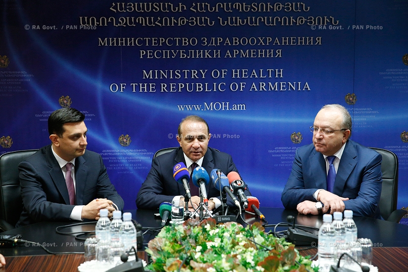 Правительство РА: Премьер-министр Овик Абрамян представил новоназначенного Министра здравоохранения РА Армена Мурадяна 