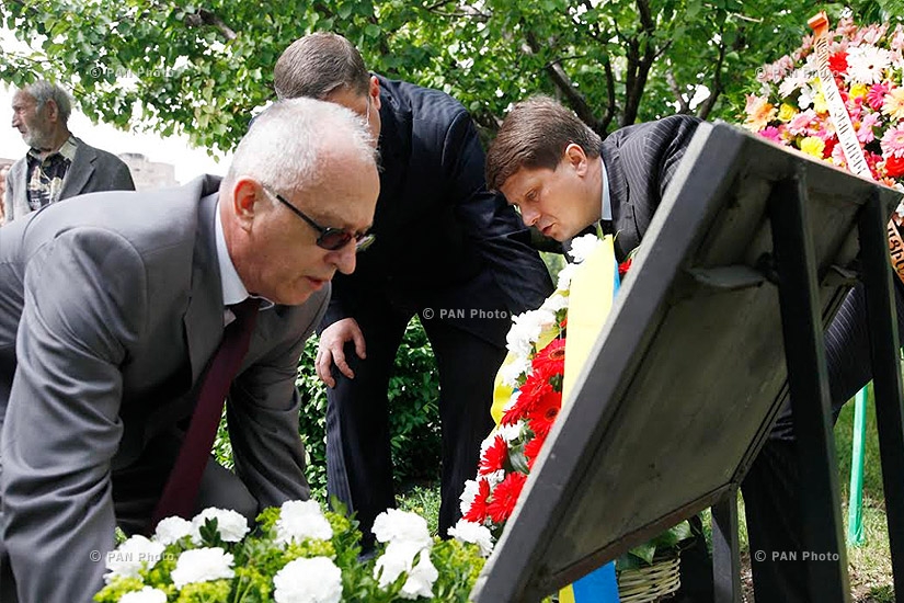  Возложение венков к мемориальной доске памяти Чернобыльской катастрофы в Ереване