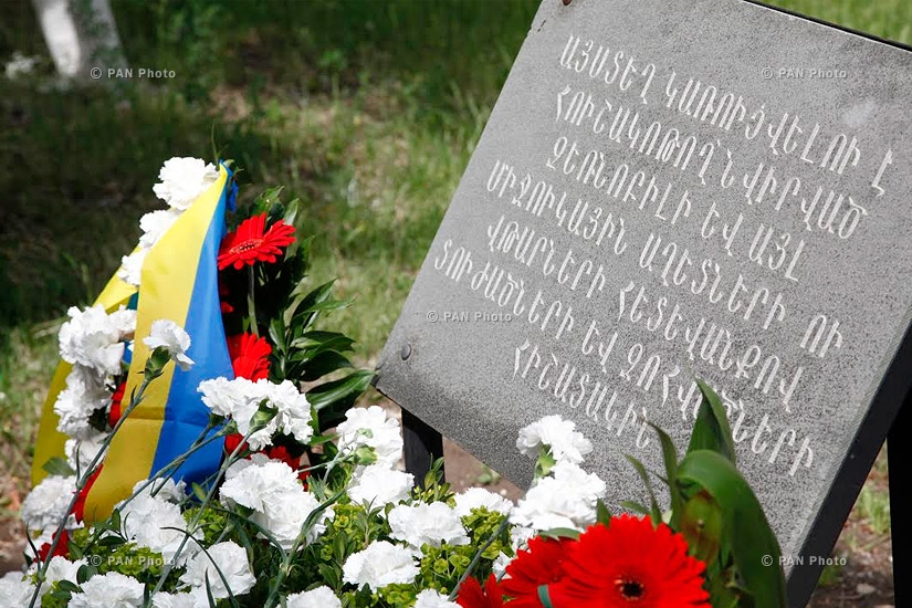  Возложение венков к мемориальной доске памяти Чернобыльской катастрофы в Ереване
