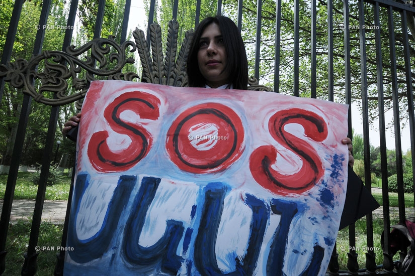 Напротив здания Национального Собрания РА прошла акция протеста инициативы «S.O.S. Севан», направленная на спасение озера Севан